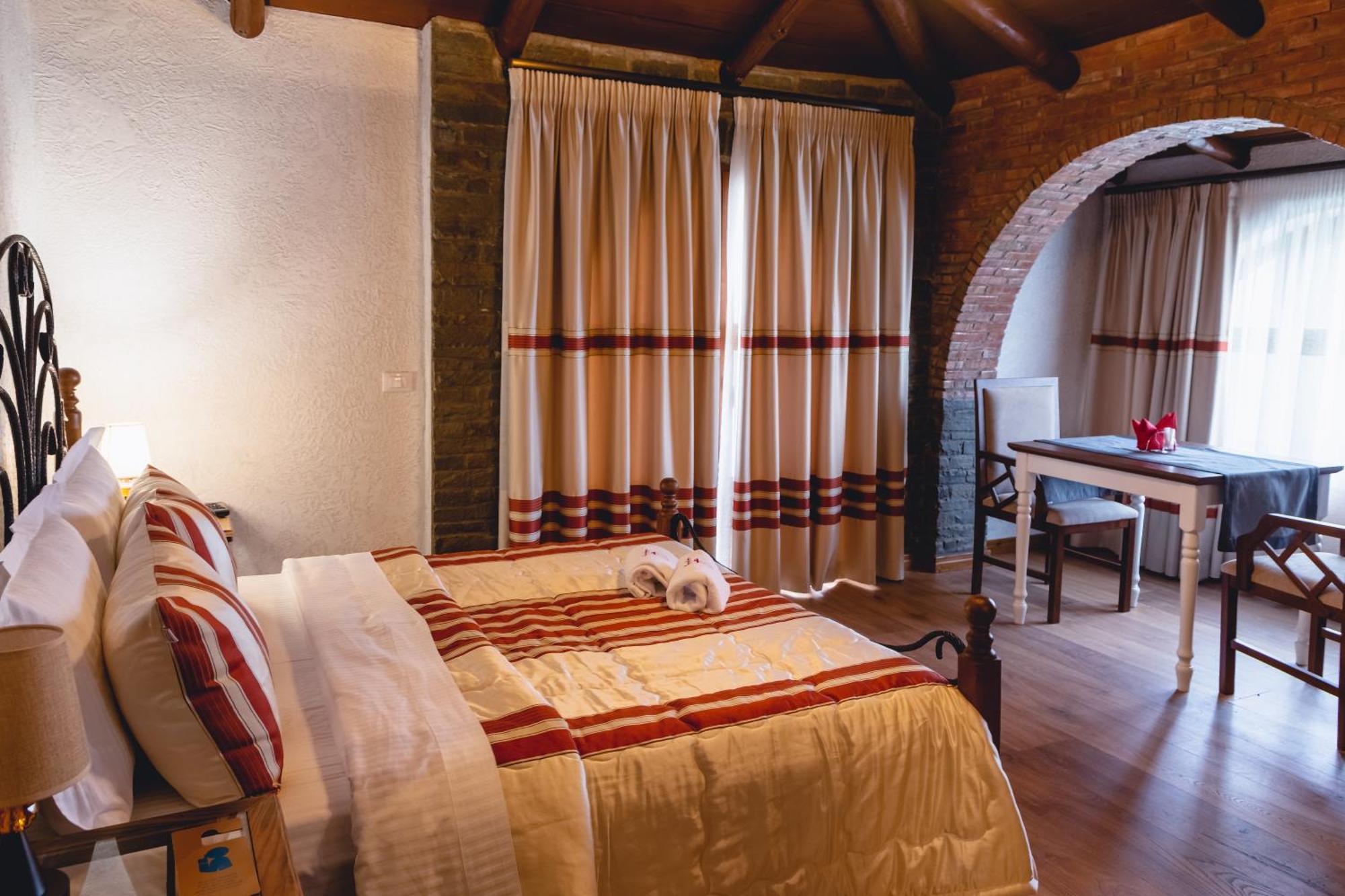 Hotel Restaurant Emblema Petrele Экстерьер фото
