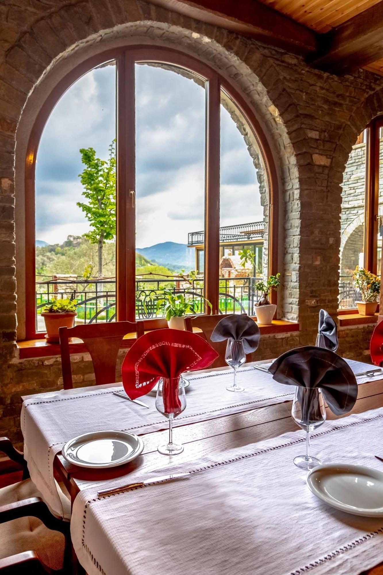 Hotel Restaurant Emblema Petrele Экстерьер фото