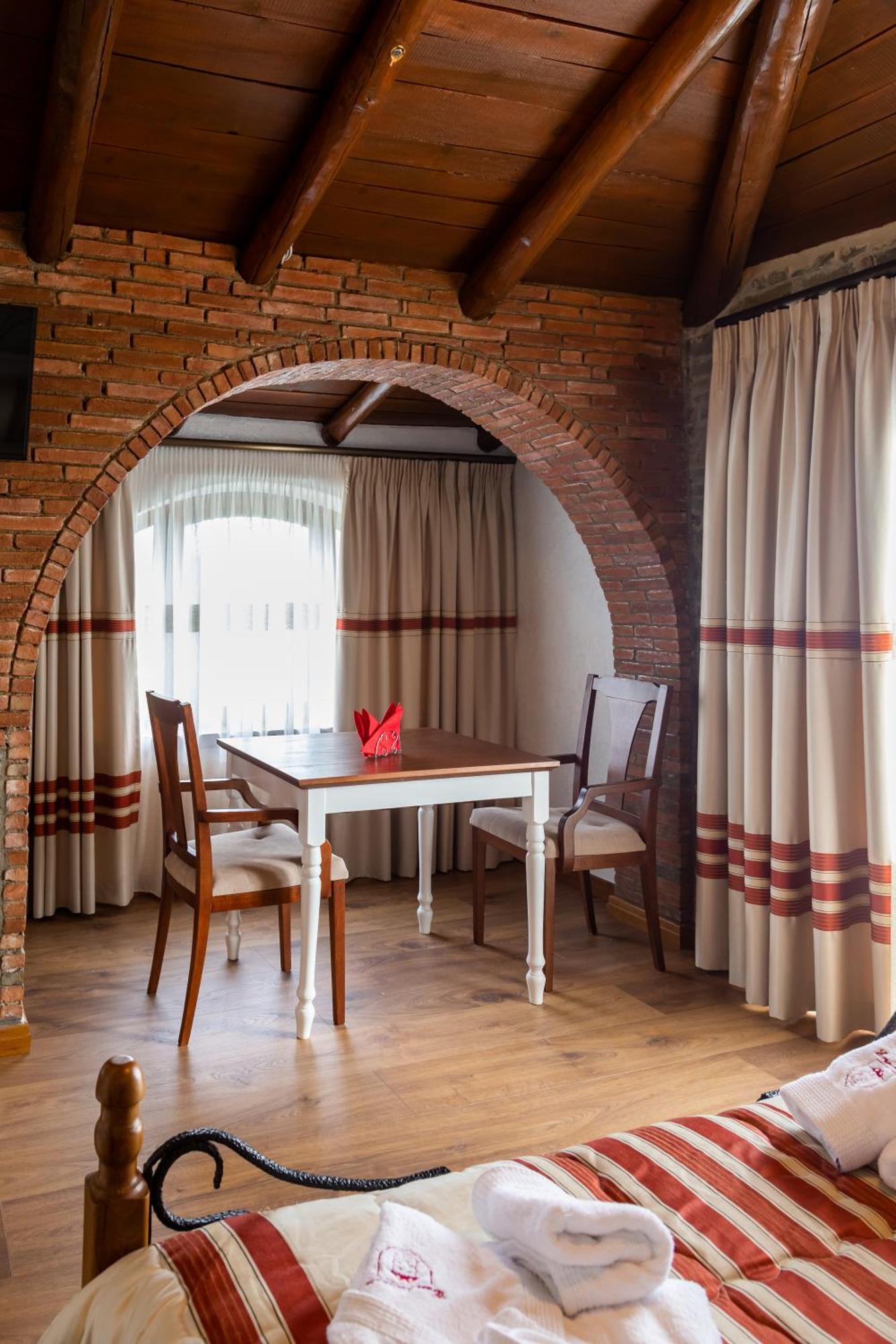 Hotel Restaurant Emblema Petrele Экстерьер фото