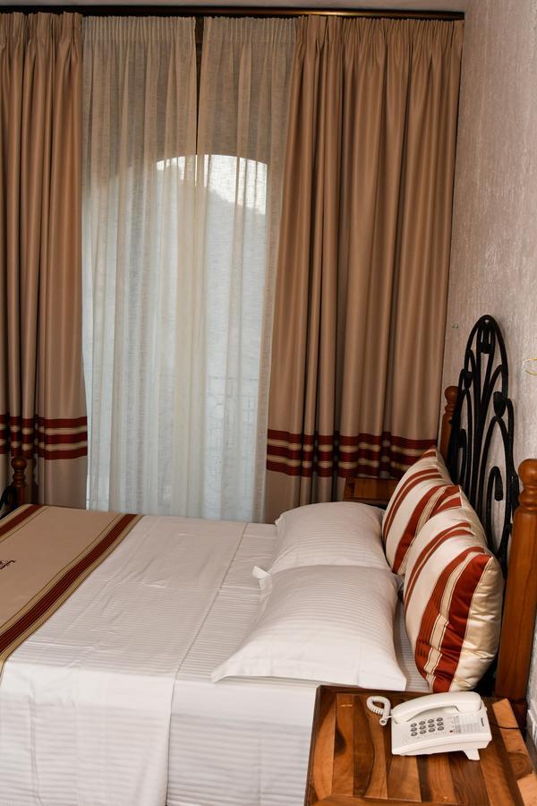 Hotel Restaurant Emblema Petrele Экстерьер фото