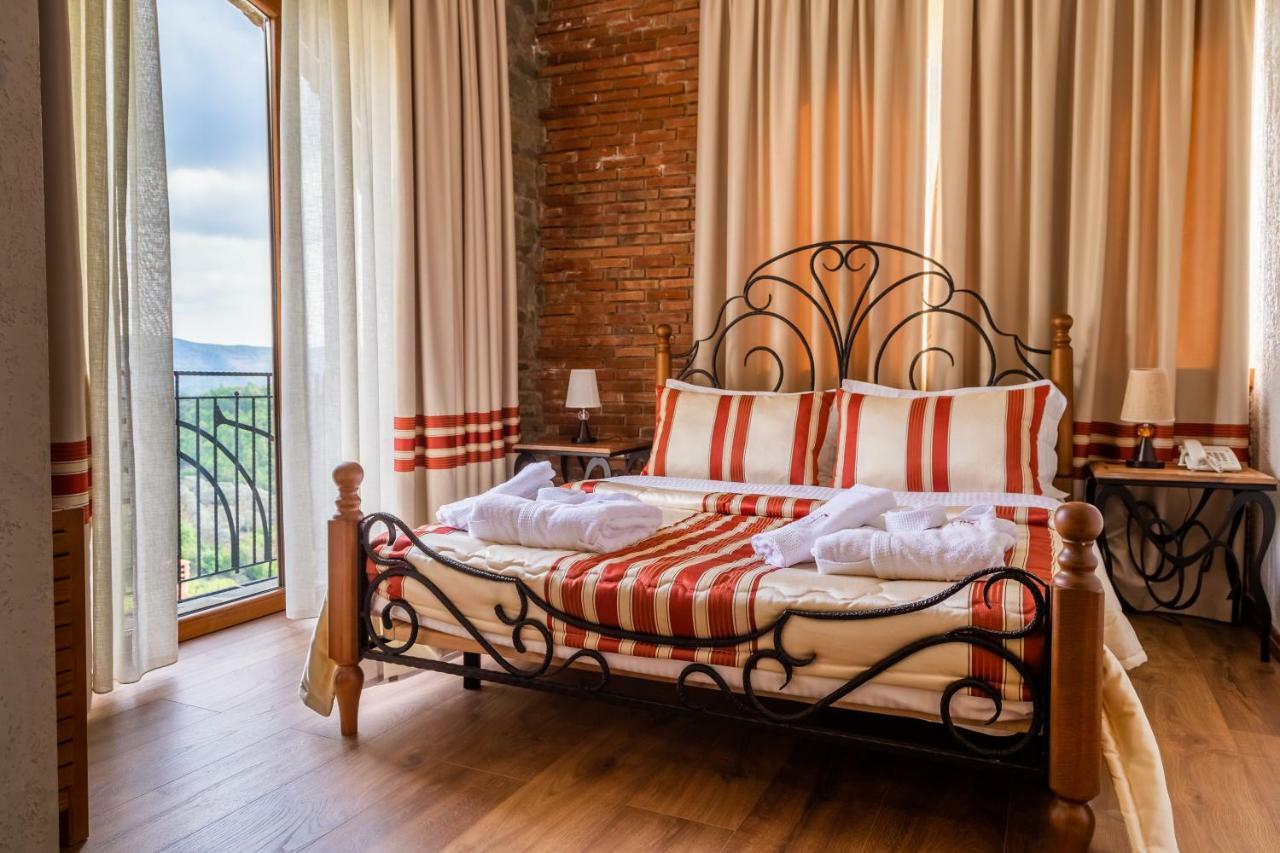 Hotel Restaurant Emblema Petrele Экстерьер фото